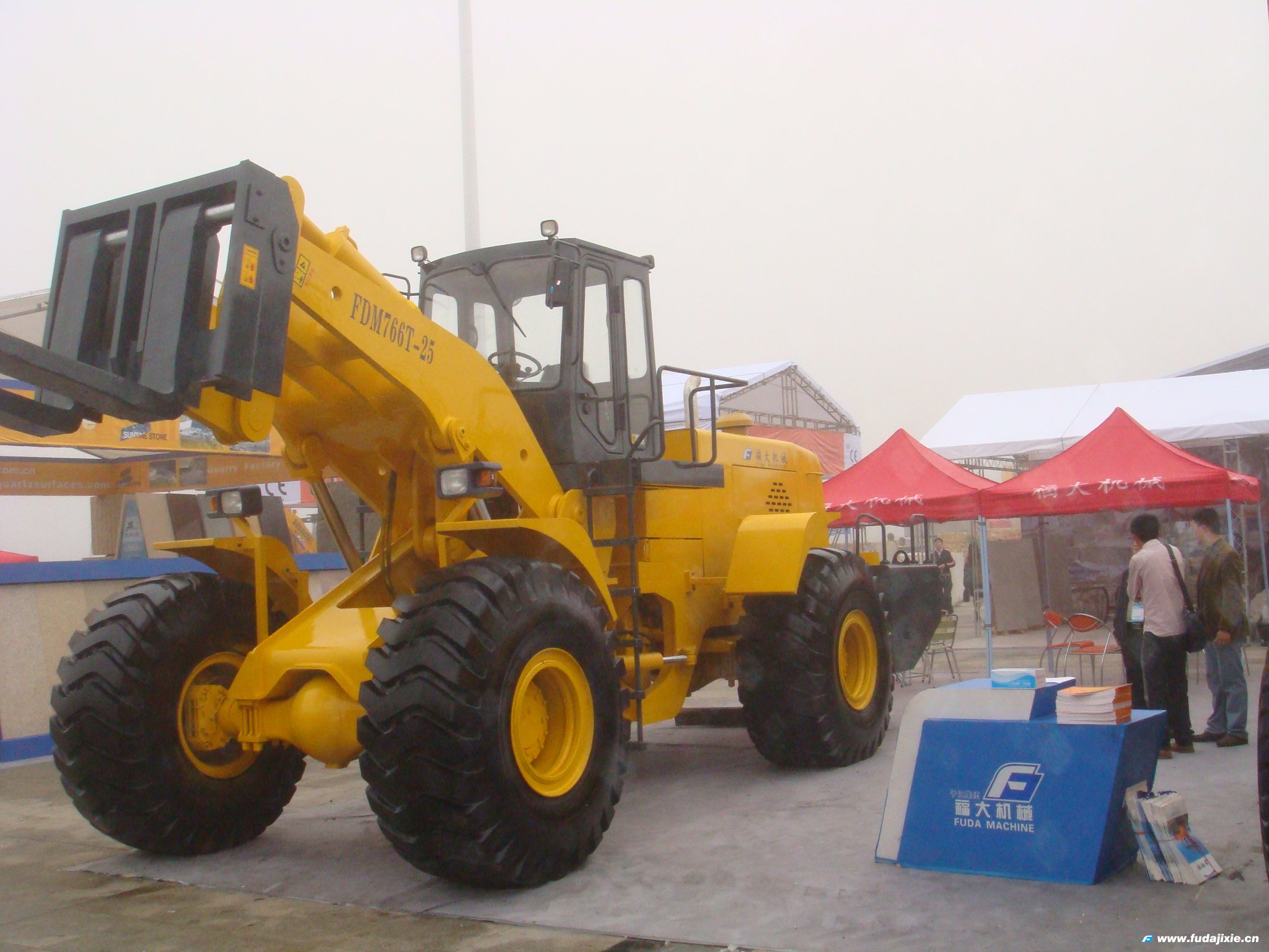 福大25吨乐动官方注册-乐动(中国)车FDM766T-25亮相2011年厦门石材展